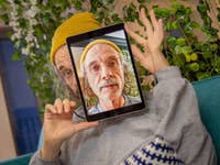 Ben, der das iPad 2021 hält.