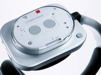 Nahaufnahme der Nothing-Kopfhörer, die das obere Design und die Tasten zeigt.