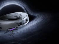 Ein Saugroboter schwebt im Weltraum in der Nähe eines wirbelnden schwarzen Lochs.