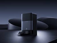 Eine elegante schwarze Multi-Reinigungsstation mit einem Roboterreiniger in einem minimalistischen Umfeld.