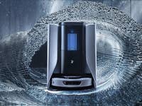 Ein Saugroboter umgeben von einem Wasserstrahl, der modernes Design und Funktionalität zeigt.