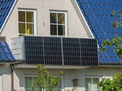 Balkonkraftwerk an Balkongeländert