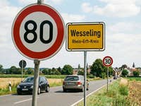 Straßenschilder auf einer Straße