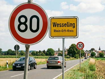 Straßenschilder auf einer Straße