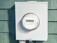 Stromzähler an Hauswand