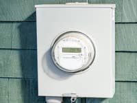 Stromzähler an Hauswand