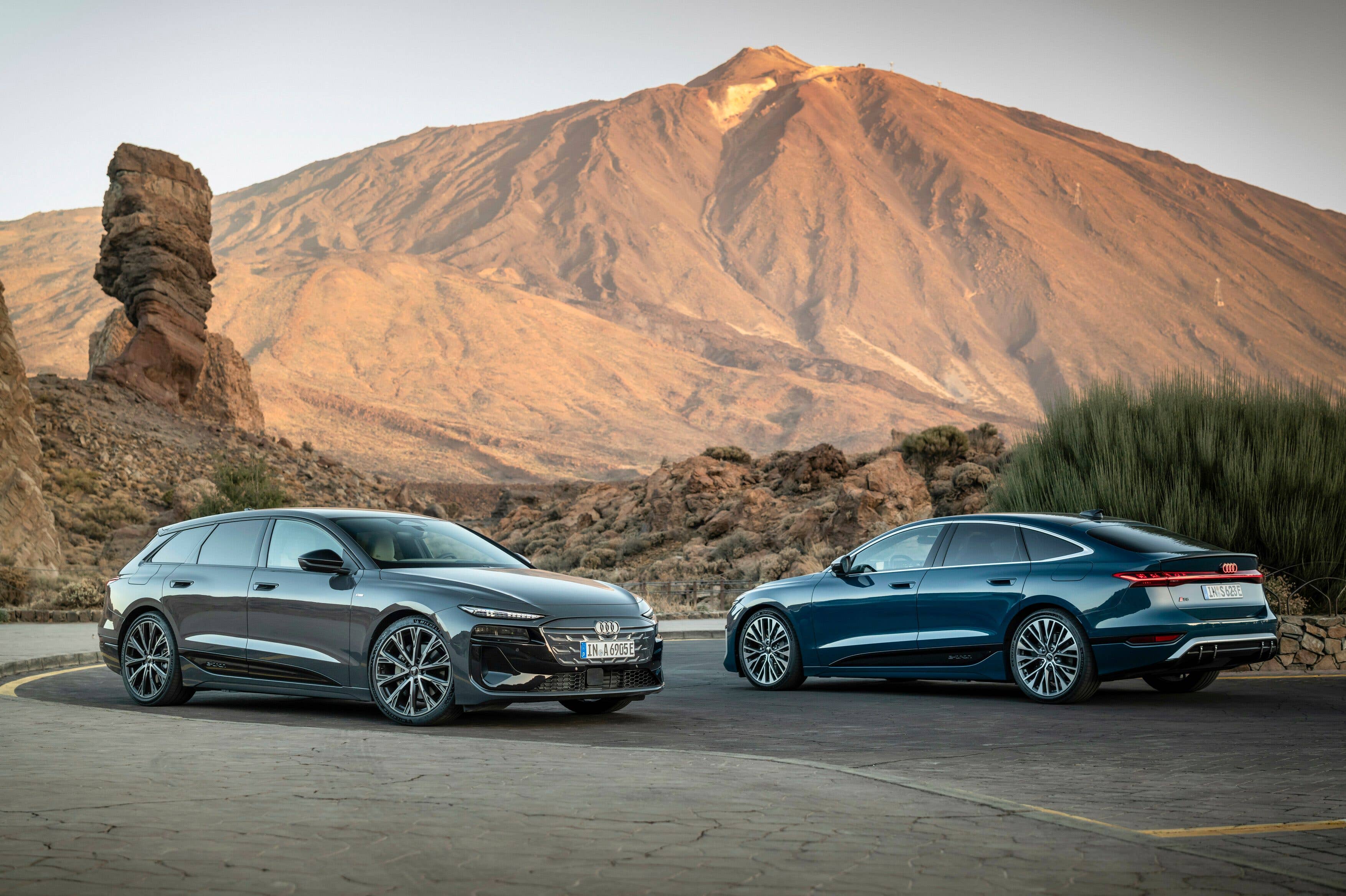 Audi A6 Avant e-tron (rechts) und Audi S6 Sportback e-tron vor dem Teide auf Teneriffa.