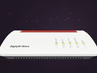 FritzBox 7590 AX-Router mit LED-Anzeigen vor dunklem Hintergrund.
