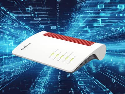 Ein Fritz!Box 7590 Router mit Anzeigen, vor einem blauen digitalen Hintergrund.