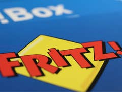 Nahaufnahme des blauen AVM FritzBox-Logos mit dem Wort 'FRITZ!' in fetten roten Buchstaben.