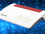 AVM Fritz!Box 5590 Fiber vor blauem Hintergrund
