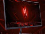 Acer Nitro ED270R gebogener Gaming-Monitor mit rotem geometrischem Hintergrund.