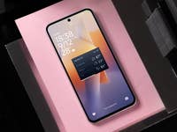 Smartphone mit Wetter-Widget, das Zeit- und Temperaturinformationen anzeigt.