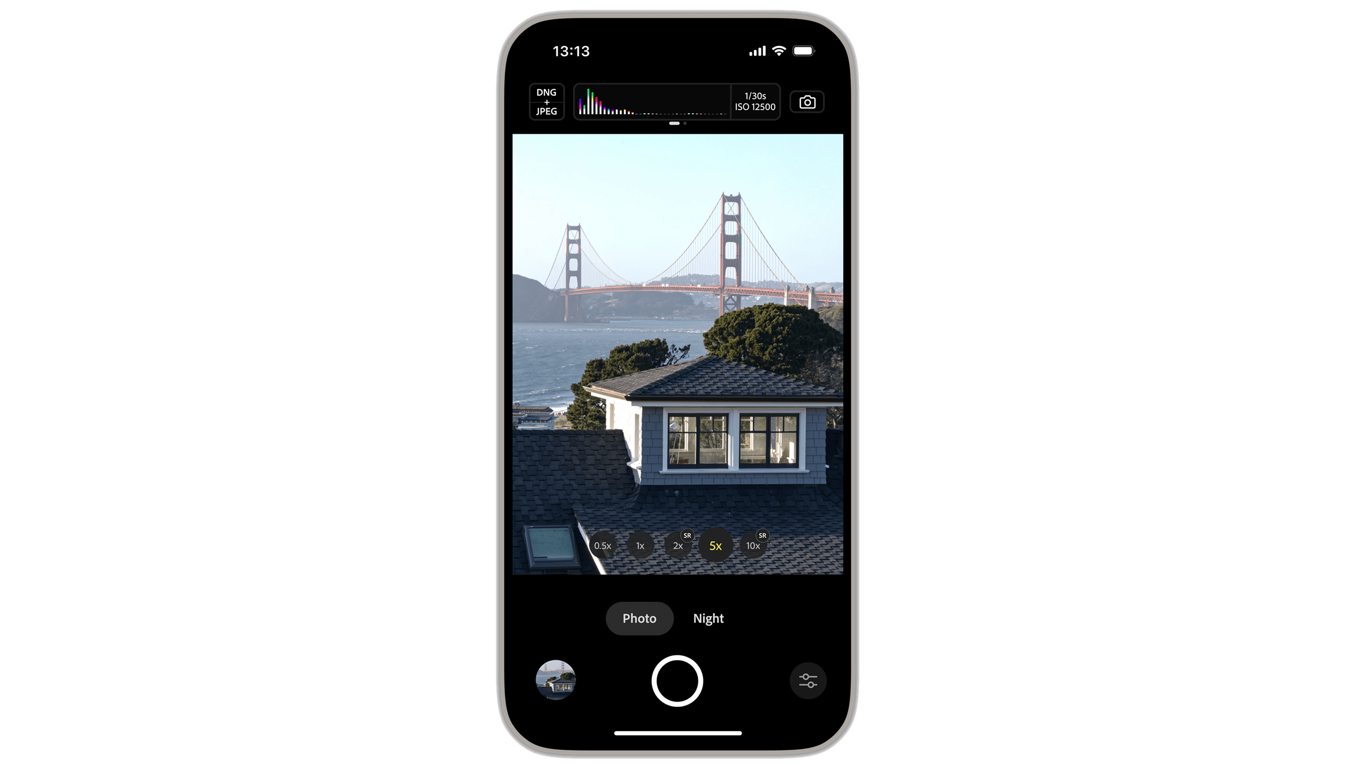 Ein Smartphone, das ein Foto der Golden Gate Bridge über Wasser zeigt.