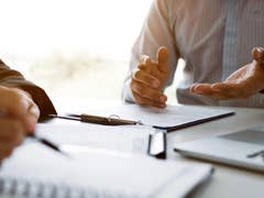 Zwei Personen diskutieren im Büro