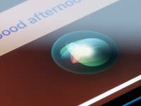 Nahaufnahme vom Siri-Symbol auf dem iPhone