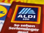 ALDI- und LIDL-Logos auf Werbeflyern.
