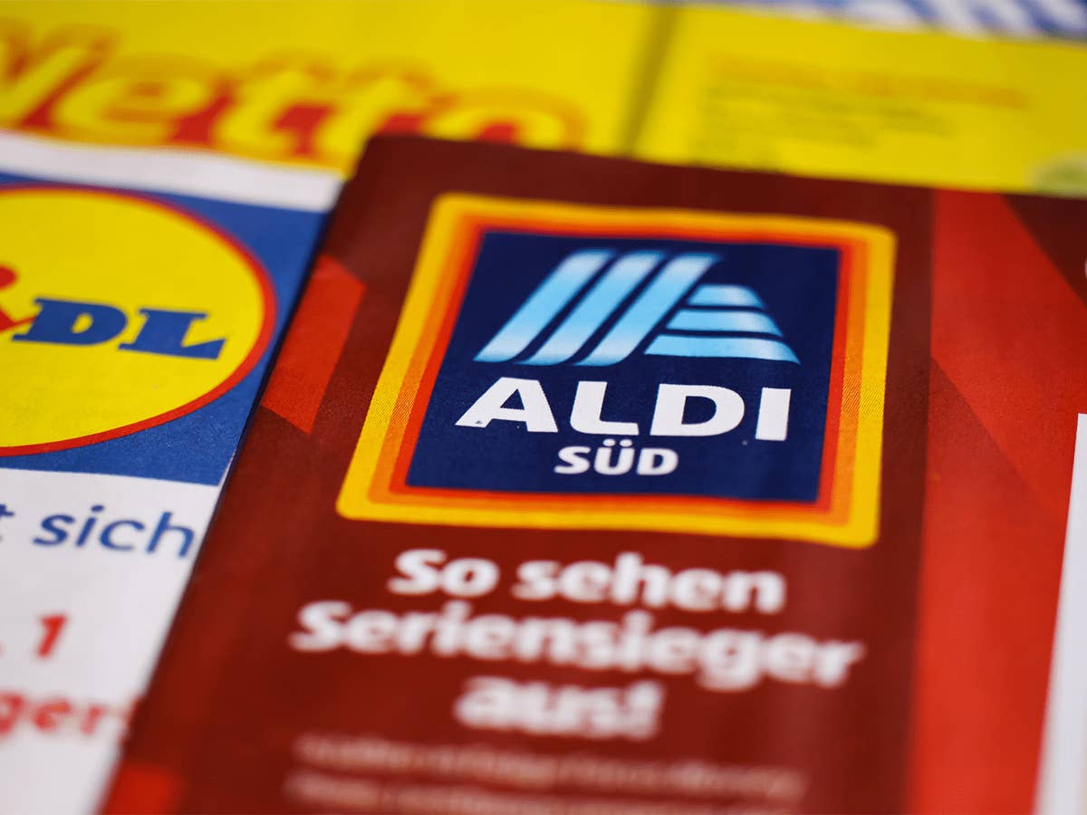 Aldi und Lidl in der Preisschlacht um den besten Preis des Samsung CU6979. ALDI- und LIDL-Logos auf Werbeflyern.
