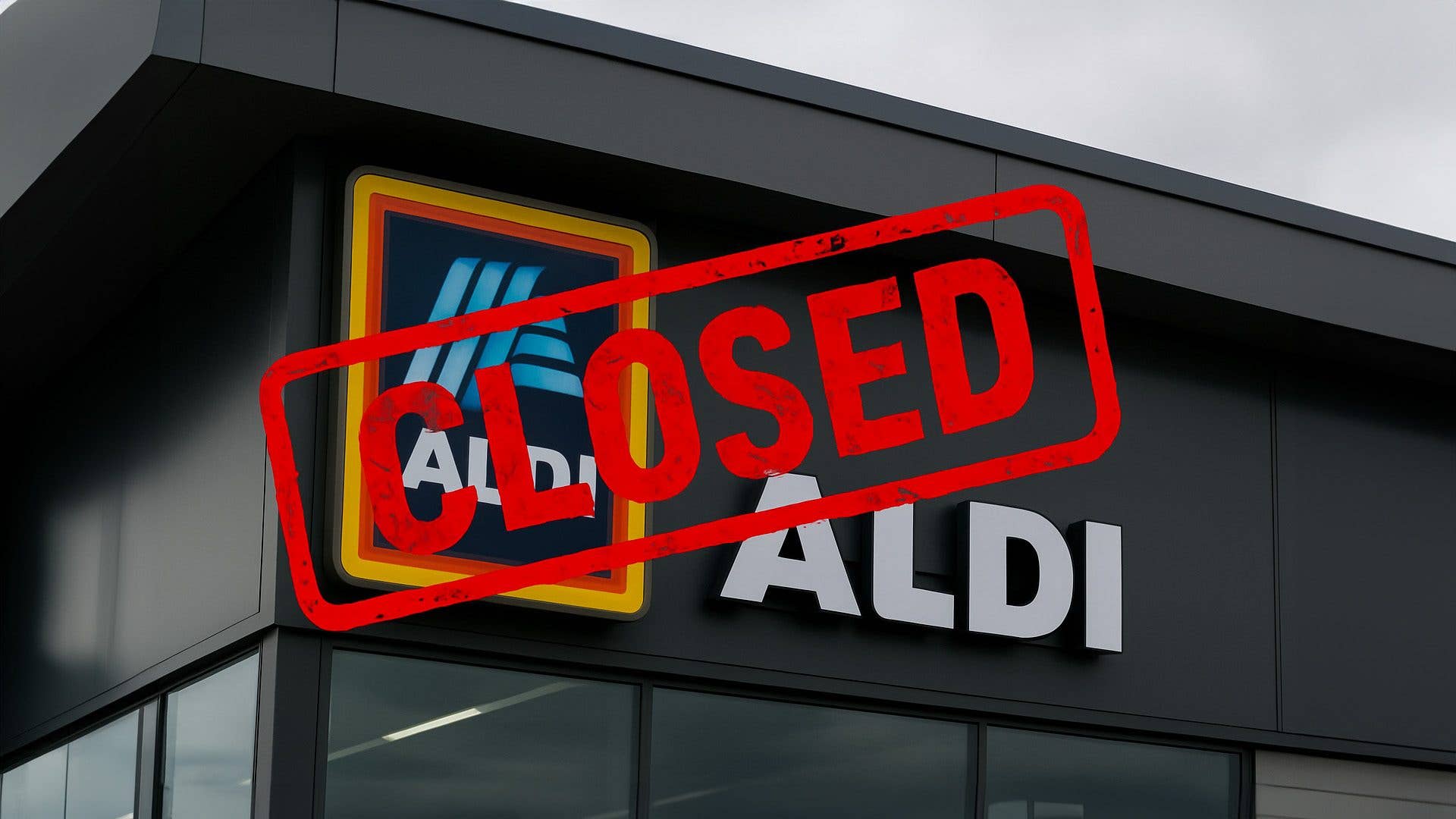 Aldi-Filialenschild mit einem roten Stempel 'CLOSED' darüber.