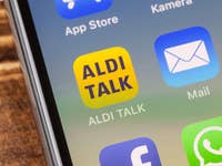 Nahaufnahme eines Smartphone-Bildschirms mit dem ALDI TALK App-Symbol.