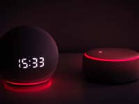 Zwei Echo-Lautsprecher, die rote Ringe zeigen.