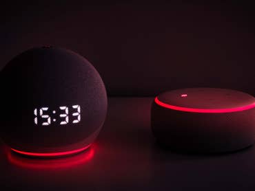 Zwei Echo-Lautsprecher, die rote Ringe zeigen.