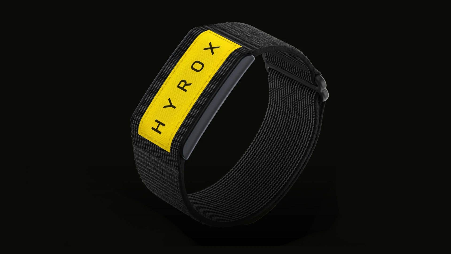 Ein schwarzes Fitnessband mit einem gelben Etikett mit der Aufschrift 'HYROX'.