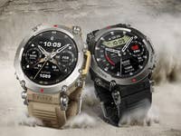 Zwei Amazfit T-Rex Ultra Smartwatches in Beige und Schwarz, die auf einem strukturierten Hintergrund digitale Schnittstellen zeigen.