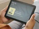 Amazon Fire HD 8-Tablet in der hand