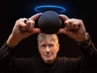 MaTT hält den kleinsten Amazon Echo – den Echo Dot (2022) hoch.