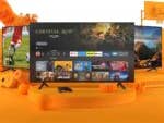 Amazon Fire TV-4 zeigt Shows vor einem lebhaften orangefarbenen Hintergrund mit verspielten Dekorationen.