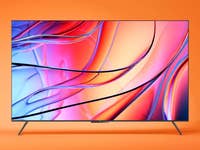 Smart TV mit lebendigem abstraktem Design auf orangefarbenem Hintergrund.