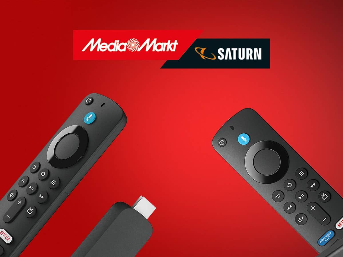 Starke Angebote zu den Fire-TV-Sticks direkt bei MediaMarkt entdecken! Zwei Amazon Fire TV Stick Fernbedienungen auf rotem Hintergrund, mit den Logos von MediaMarkt und Saturn oben.