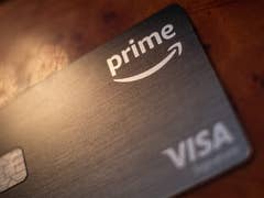 Nahaufnahme einer Amazon Prime Visa-Karte mit sichtbarem Logo und Kartendetails.