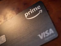 Nahaufnahme einer Amazon Prime Visa-Karte mit sichtbarem Logo und Kartendetails.