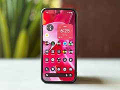 Ein Google Pixel 9 Pro XL Smartphone, das einen bunten Startbildschirm mit verschiedenen App-Symbolen und einer Uhr anzeigt.