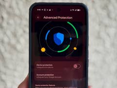 Ein Smartphone zeigt die Einstellungen für den 'Erweiterten Schutz' mit Sicherheitsikonen und Optionen zum Schutz von Geräten und Konten.