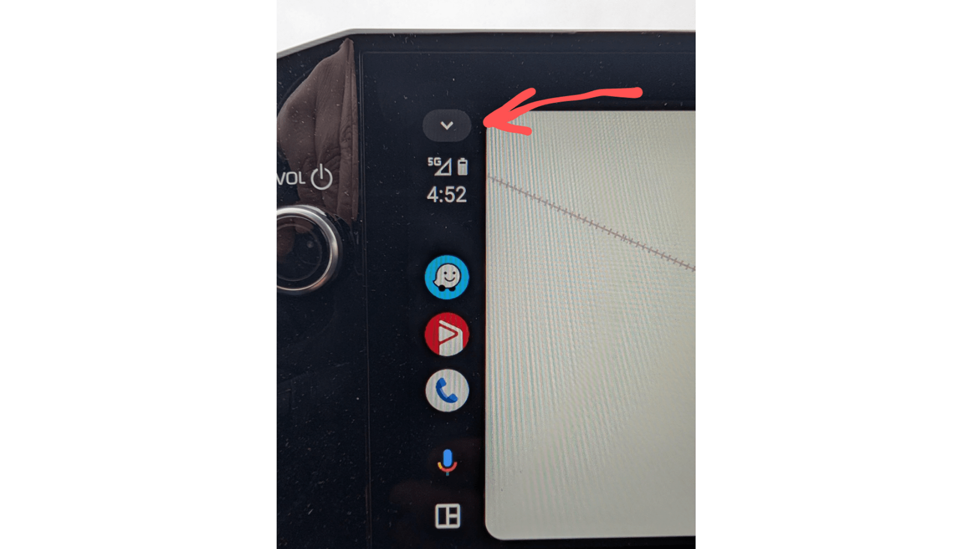 Nahaufnahme eines Android-Auto-Bildschirms mit Signalstärke und Uhrzeit.