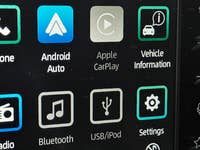 Anzeige mit Optionen wie Android Auto, Apple CarPlay und Fahrzeuginformationen.