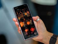 Eine Person hält ein Samsung Galaxy Z Fold 5, das eine Galerie mit bunten Laternenbildern anzeigt.