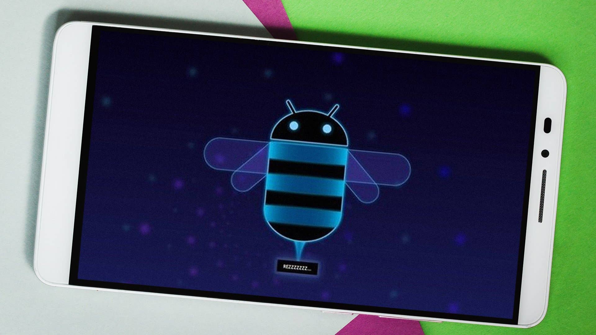 Ein Smartphone zeigt eine blaue und schwarze Bienenanimation vor einem dunklen Hintergrund. Ein Smartphone zeigt eine blaue und schwarze Bienenanimation vor einem dunklen Hintergrund.