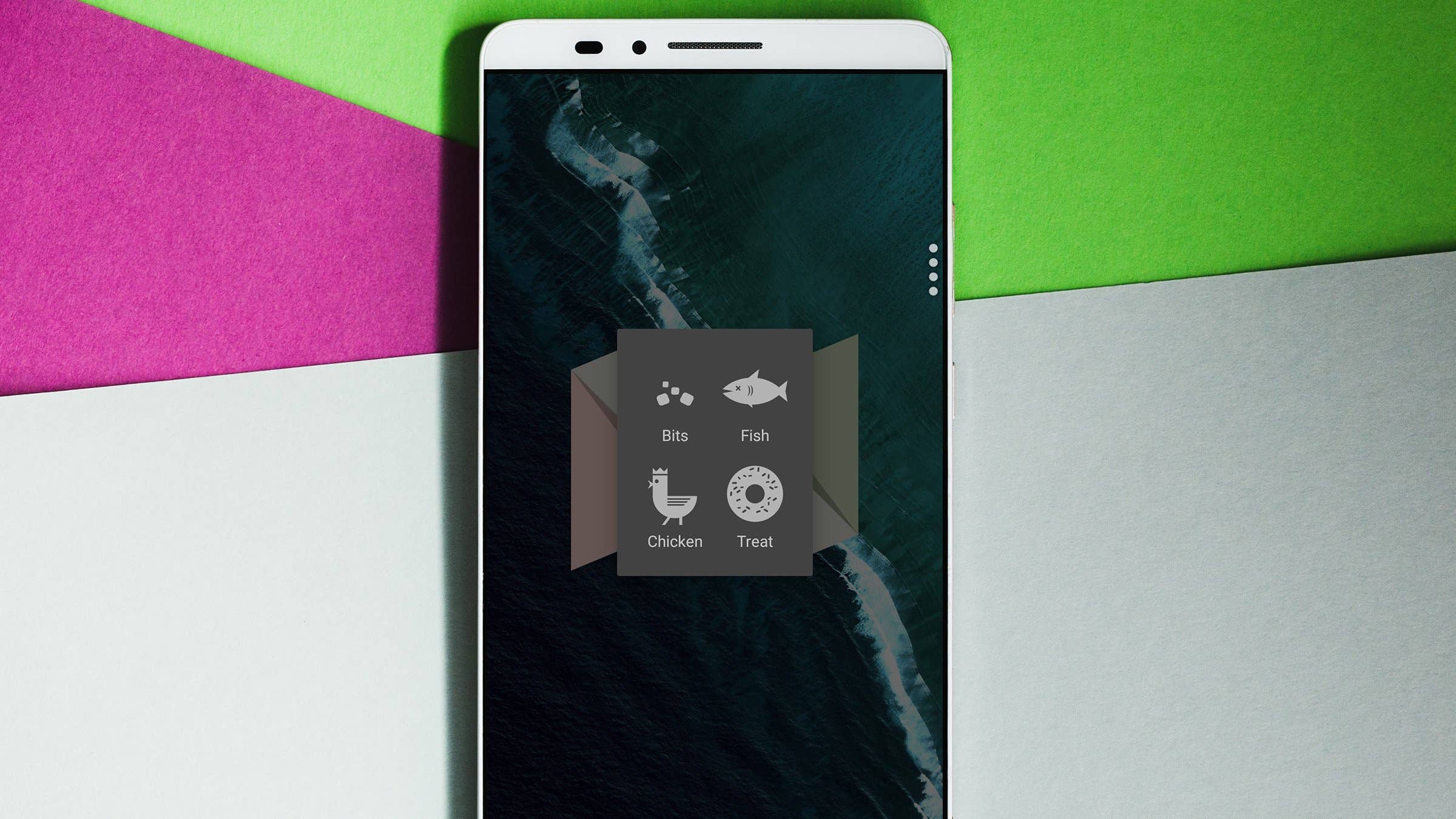 Ein Smartphone-Bildschirm zeigt ein Menü mit Optionen: Bits, Chicken, Fish und Treat auf einem bunten Hintergrund. Ein Smartphone-Bildschirm zeigt ein Menü mit Optionen: Bits, Chicken, Fish und Treat auf einem bunten Hintergrund.