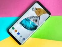 Das Samsung Galaxy S8 Plus auf einem Tisch.