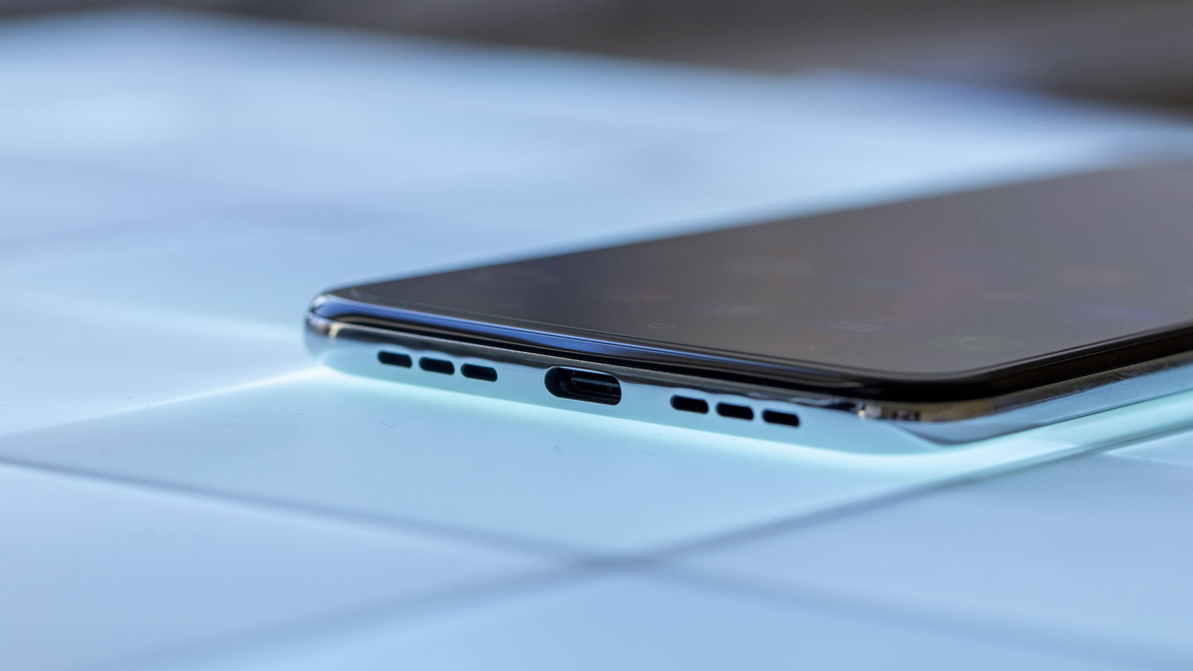 AndroidPIT TCL Plex Charging Port 1