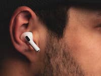 Die Apple AirPods im Ohr eines NextPit-Redakteurs.
