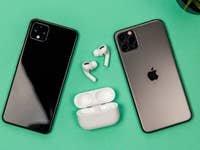 Die AirPods Pro neben zwei iPhones.