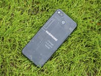 Das Fairphone 3 auf Rasen