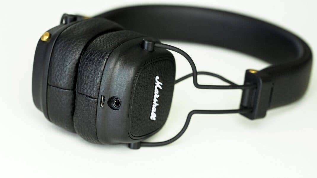 Schwarze Marshall Major 3 Kopfhörer mit strukturiertem Finish und goldenen Akzenten. Schwarze Marshall Major 3 Kopfhörer mit strukturiertem Finish und goldenen Akzenten.