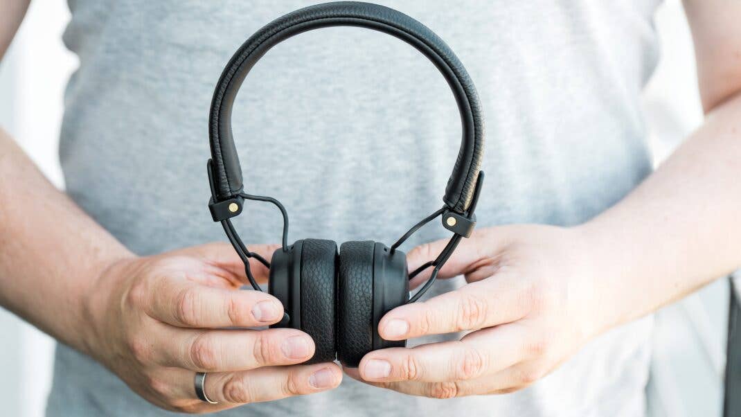 Eine Person hält schwarze Marshall Major 3 Kopfhörer. Eine Person hält schwarze Marshall Major 3 Kopfhörer.