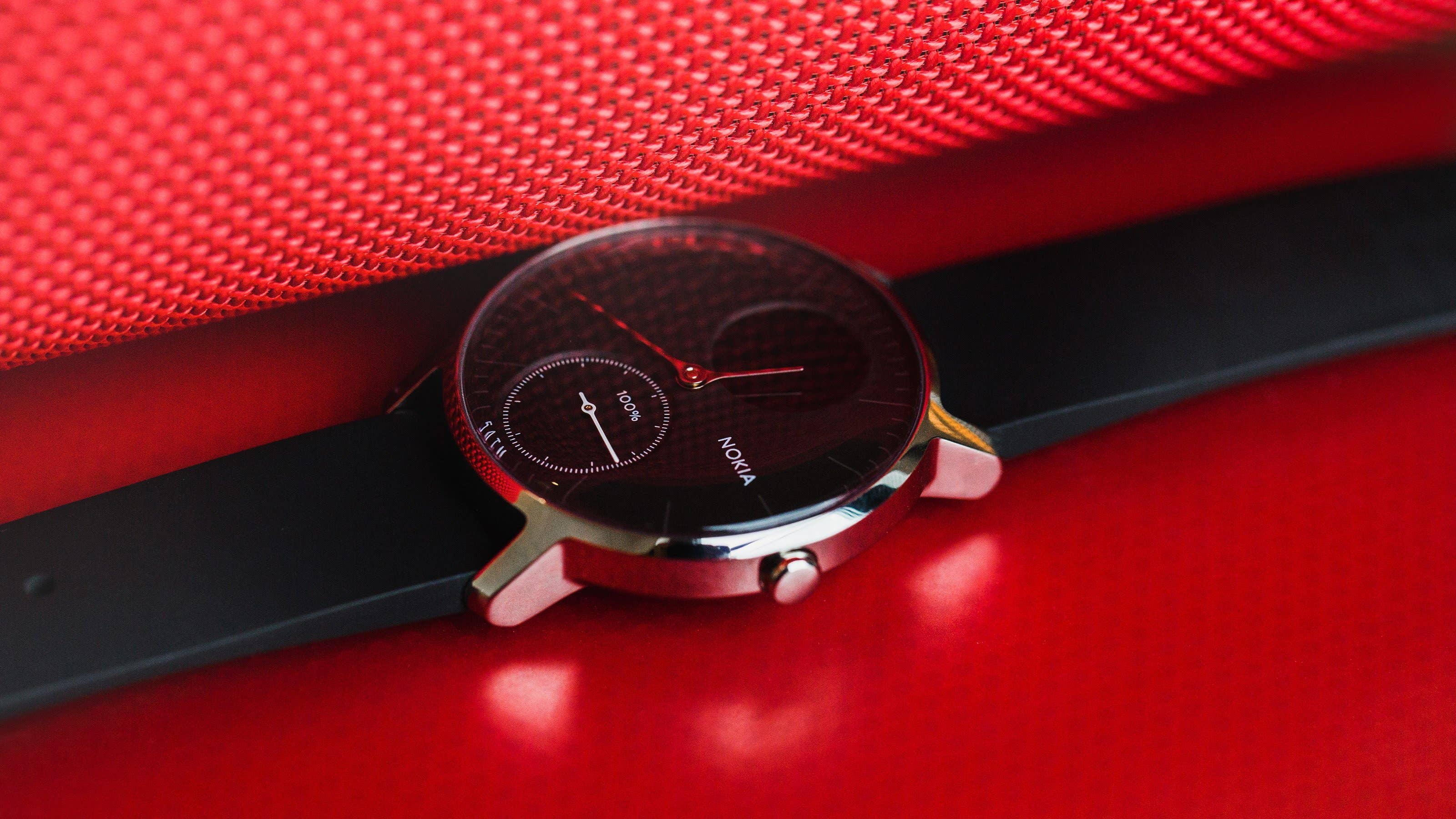 Eine Nokia Steel HR Smartwatch auf einem roten strukturierten Hintergrund. Eine Nokia Steel HR Smartwatch auf einem roten strukturierten Hintergrund.